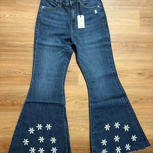 Forever 21 Denim - Forever 21 Daisy Embroidered Flare Jeans – Size 30